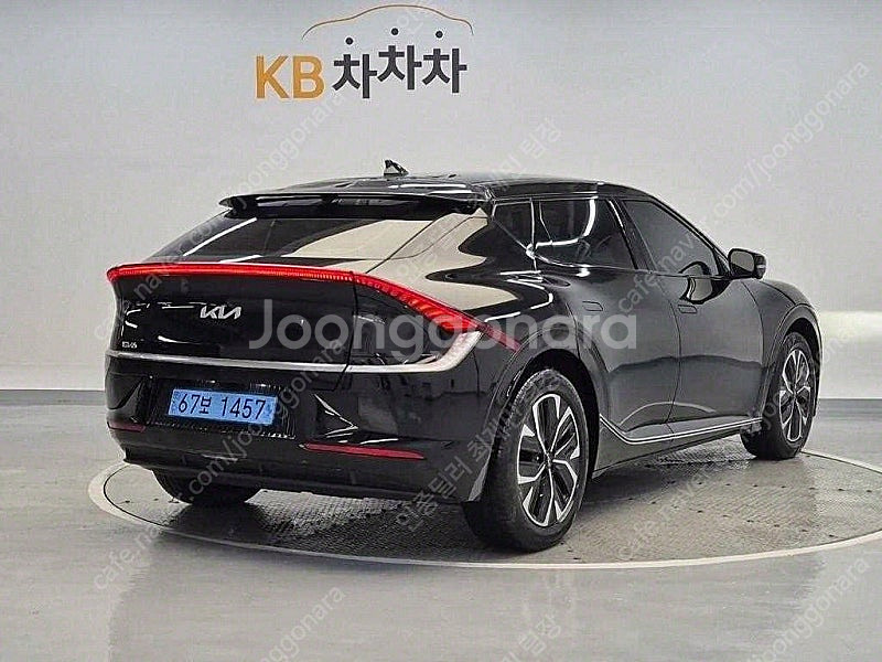 EV6 중고 EV6 중고차 검정색 2023년식 롱레인지 AWD 어스 중고차카페--4